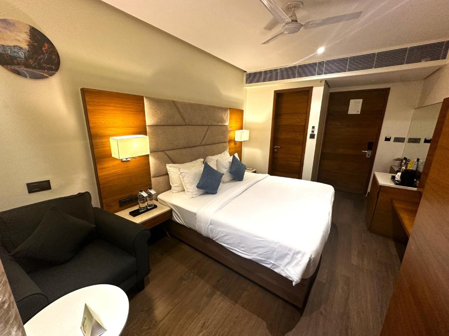 The Glory Suites Near Igi Airport Нью-Дели Экстерьер фото